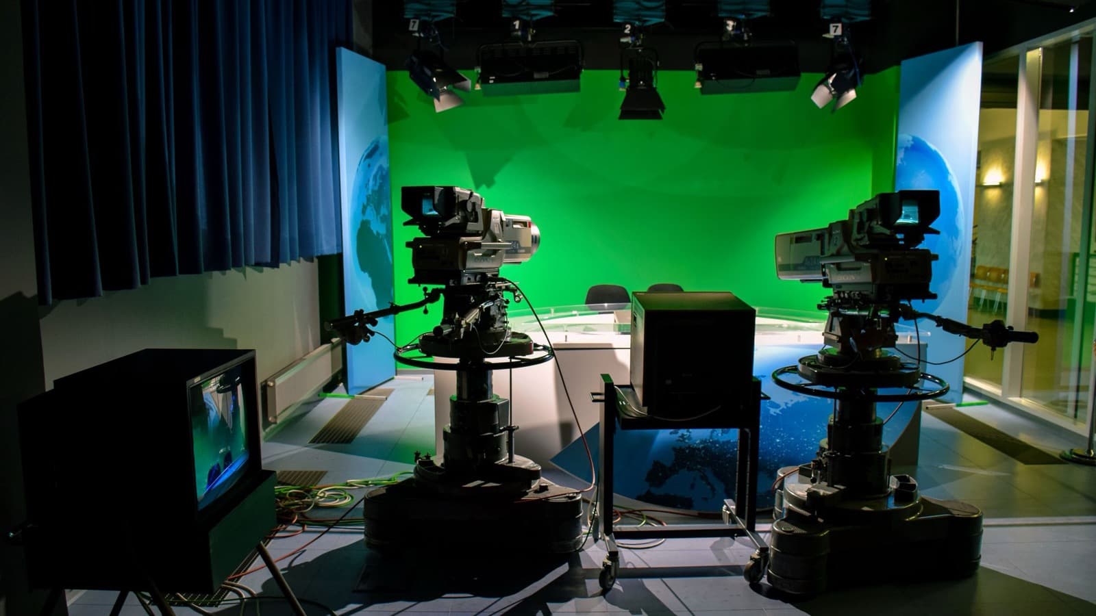 Un plateau de télévision vide : deux caméras de studio face à un fond vert
