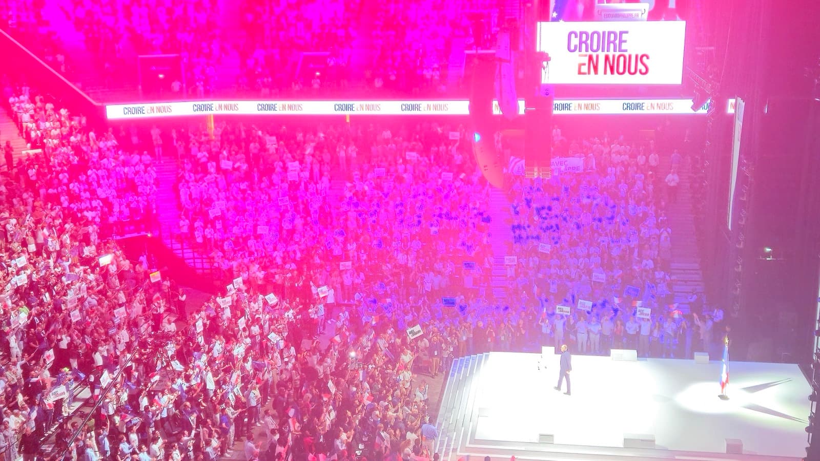 Le meeting d’Édouard Philippe à l’Arena Porte de la Chapelle, en juillet 2026 : la salle, la scène et l’écran géant